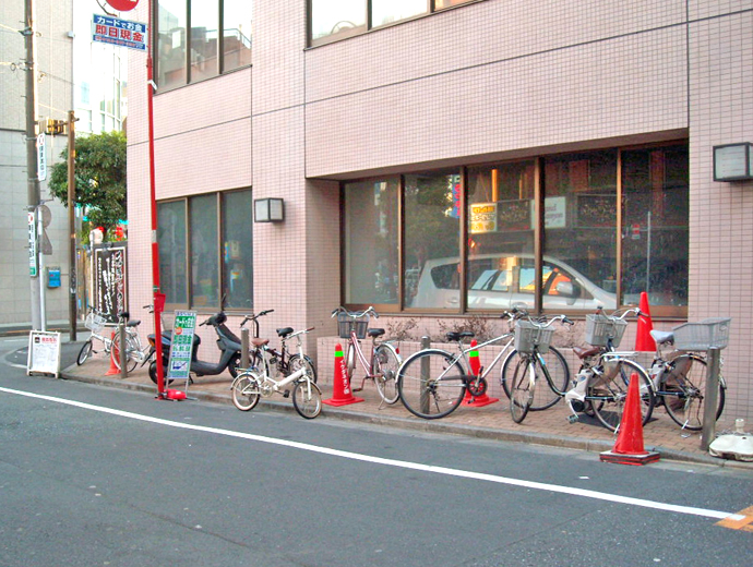 五反田駅前のテナントビル 放置自転車の抑止策として導入