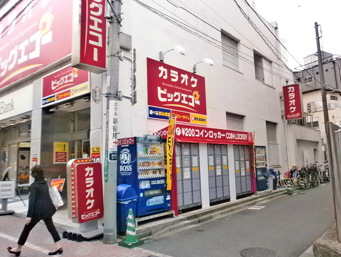 小田急線町田駅前の店舗脇