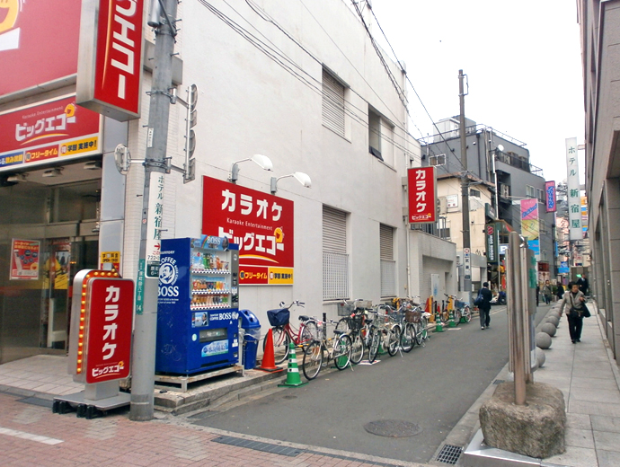 小田急線町田駅前の店舗脇