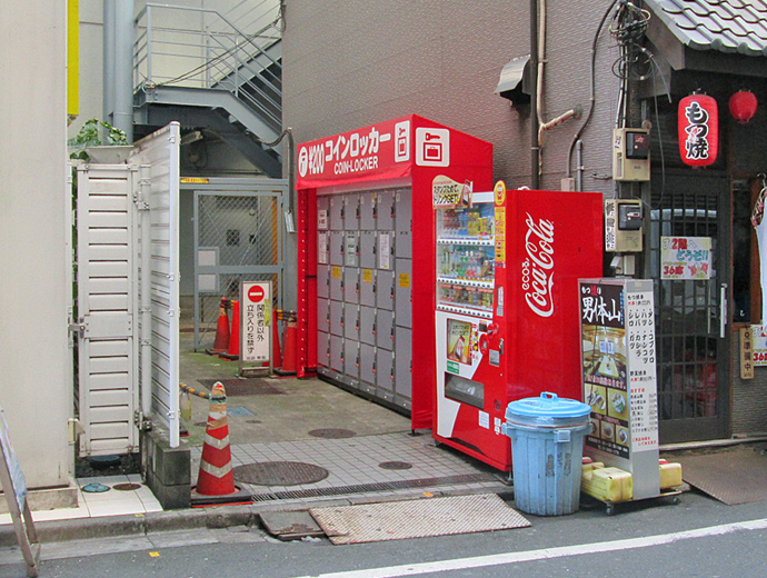 池袋駅東口の繁華街に設置