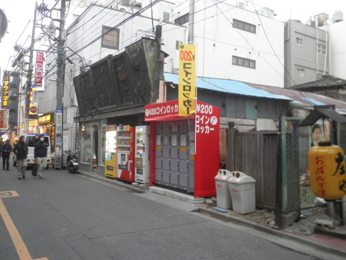 使われなくなった店舗脇に設置