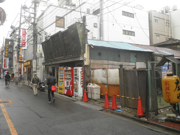 使われなくなった店舗脇に設置